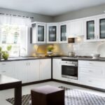 Moderne Küchen : Kleine Kuche Modern Einrichten Weisse Landhauskueche Mit Glasvitrinen Und Schwarzer Pendelleuchte Kleine Küche Modern Einrichten