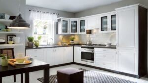 Moderne Küchen : Kleine Kuche Modern Einrichten Weisse Landhauskueche Mit Glasvitrinen Und Schwarzer Pendelleuchte Kleine Küche Modern Einrichten