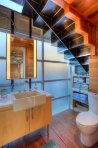 Badezimmer Style: Kleines Bad Mit Dachschrage Badezimmer Unter Der Treppe Mit Holzwaschtisch Und Handtuchregal Kleines Bad Mit Dachschräge Einrichten Badezimmer Style: Kleines Bad Mit Dachschrage Badezimmer Unter Der Treppe Mit Holzwaschtisch Und Handtuchregal Kleines Bad Mit Dachschräge Einrichten