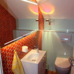 Badezimmer Style : Kleines Bad Mit Dachschrage Gaeste Wc Mit Orangefarbener Mosaikwand Und Beleuchtetem Spiegel Kleines Bad Mit Dachschräge Einrichten