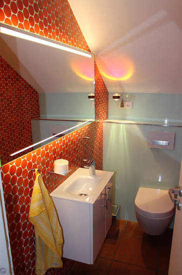 Badezimmer Style : Kleines Bad Mit Dachschrage Gaeste Wc Mit Orangefarbener Mosaikwand Und Beleuchtetem Spiegel Kleines Bad Mit Dachschräge Einrichten Badezimmer Style : Kleines Bad Mit Dachschrage Gaeste Wc Mit Orangefarbener Mosaikwand Und Beleuchtetem Spiegel Kleines Bad Mit Dachschräge Einrichten