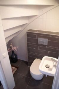 Küchenfronten: Kleines Bad Mit Dachschrage Gaeste Wc Unter Der Treppe Mit Dunklen Fliesen Und Haengewc Kuchenfronten Reinigen Und Pflegen