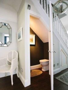 Badezimmer Style: Kleines Bad Mit Dachschrage Gaeste Wc Unter Der Treppe Mit Dunkler Wand Und Rundem Teppich Badezimmer Trends 2027