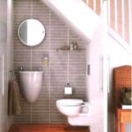 Badezimmer Style : Kleines Bad Mit Dachschrage Gaeste Wc Unter Der Treppe Mit Grauen Fliesen Und Rundem Spiegel Kleines Bad Mit Dachschräge Einrichten