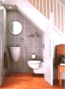 Badezimmer Style : Kleines Bad Mit Dachschrage Gaeste Wc Unter Der Treppe Mit Grauen Fliesen Und Rundem Spiegel Kleines Bad Mit Dachschräge Einrichten