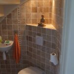 Badezimmer Style : Kleines Bad Mit Dachschrage Gaeste Wc Unter Der Treppe Mit Travertinfliesen Und Buddha Figur Kleines Bad Mit Dachschräge Einrichten