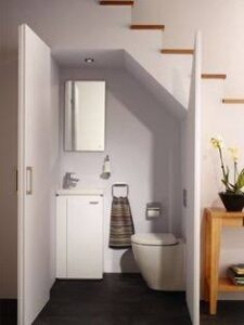 Badezimmer Style : Kleines Bad Mit Dachschrage Kompaktes Gaeste Wc Unter Der Treppe Mit Weissem Waschtisch Kleines Bad Mit Dachschräge Einrichten