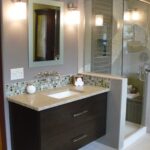 Badezimmer Style : Kleines Bad Ohne Fenster Schwebender Waschtisch Mit Glasmosaik Und Wandarmatur Badezimmer Grundriss