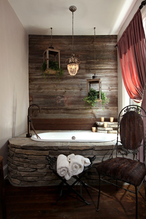 badewanne mit altholzwand und natursteinverkleidung
