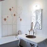Badezimmer Style : Kleines Bad Renovieren Badezimmer Mit Kupferarmaturen Und Weissem Konsolenwaschtisch Kleines Bad Renovieren
