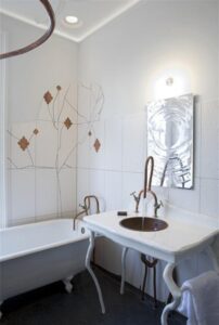 Küchen Design: Kleines Bad Renovieren Badezimmer Mit Kupferarmaturen Und Weissem Konsolenwaschtisch Küche Renovieren Ohne Neue Küche