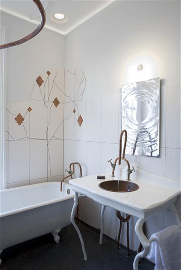 badezimmer mit kupferarmaturen und weissem konsolenwaschtisch