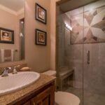 Badezimmer Style : Kleines Bad Renovieren Gaeste Badezimmer Mit Sternmosaik Und Glasdusche Kleines Bad Renovieren