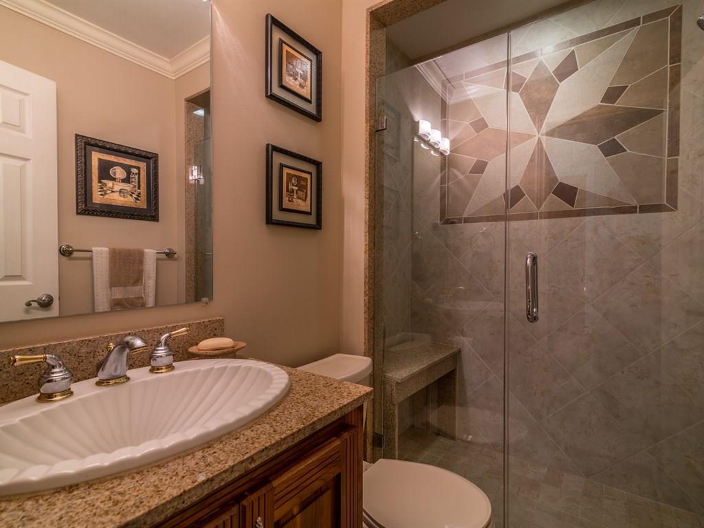 gaeste badezimmer mit sternmosaik und glasdusche