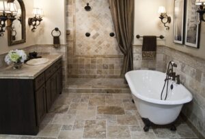 Badezimmer Style: Kleines Bad Renovieren Klassisches Badezimmer Mit Travertinfliesen Und Badewanne Mit Klauenfuessen Kleines Bad Renovieren