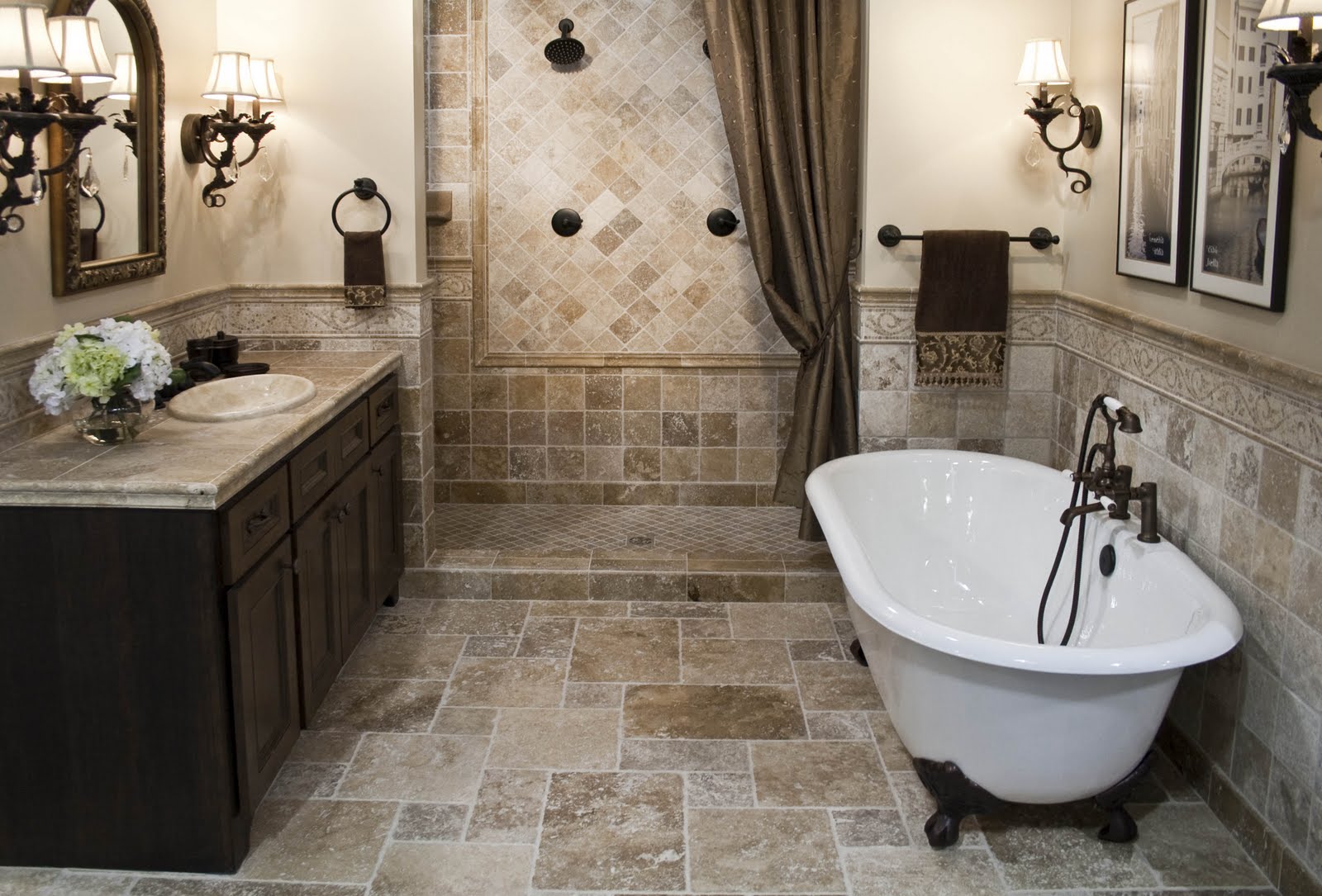 klassisches badezimmer mit travertinfliesen und badewanne mit klauenfuessen
