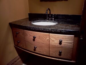 Badezimmer Style: Kleines Bad Renovieren Waschtisch Mit Eichenschubladen Und Schwarzer Granitplatte Badezimmer Dekorieren