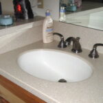 Badezimmer Style : Kleines Bad Renovieren Waschtisch Mit Mineralwerkstoffplatte Und Ovalem Becken Kleines Bad Renovieren
