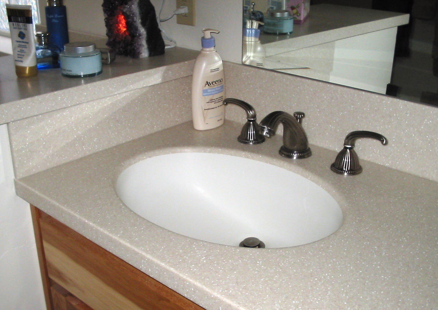 waschtisch mit mineralwerkstoffplatte und ovalem becken