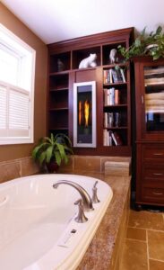 Badezimmer Style : Kleines Badezimmer Mit Dusche Badezimmer Mit Kamin Buecherregal Und Eingelassener Badewanne Kleines Badezimmer Mit Dusche Modern Gestalten