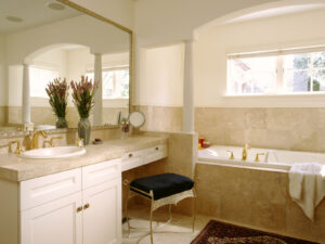 Badezimmer Style: Kleines Badezimmer Mit Dusche Klassisches Badezimmer Mit Goldarmaturen Und Saeulen Kleines Badezimmer Mit Dusche Modern Gestalten Badezimmer Style: Kleines Badezimmer Mit Dusche Klassisches Badezimmer Mit Goldarmaturen Und Saeulen Kleines Badezimmer Mit Dusche Modern Gestalten