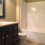 Badezimmer Style : Kleines Badezimmer Mit Dusche Schlichtes Badezimmer Mit Dunklem Waschtisch Und Badewanne Kleines Badezimmer Mit Dusche Modern Gestalten Badezimmer Style : Kleines Badezimmer Mit Dusche Schlichtes Badezimmer Mit Dunklem Waschtisch Und Badewanne Kleines Badezimmer Mit Dusche Modern Gestalten