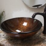 Badezimmer Style : Kleines Gaste Wc Modern Gestalten Glaswaschbecken In Bronzeoptik Auf Granitplatte Wellness-Bad Zu Hause Gestalten