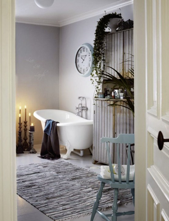 shabby chic badezimmer mit freistehender badewanne und kerzen