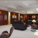 Moderne Küchen : Kuche Im Landhausstil Einrichten Elegante Lounge Mit Holzwandverkleidung Und Schwarzen Ledersofas Küche Ohne Oberschränke
