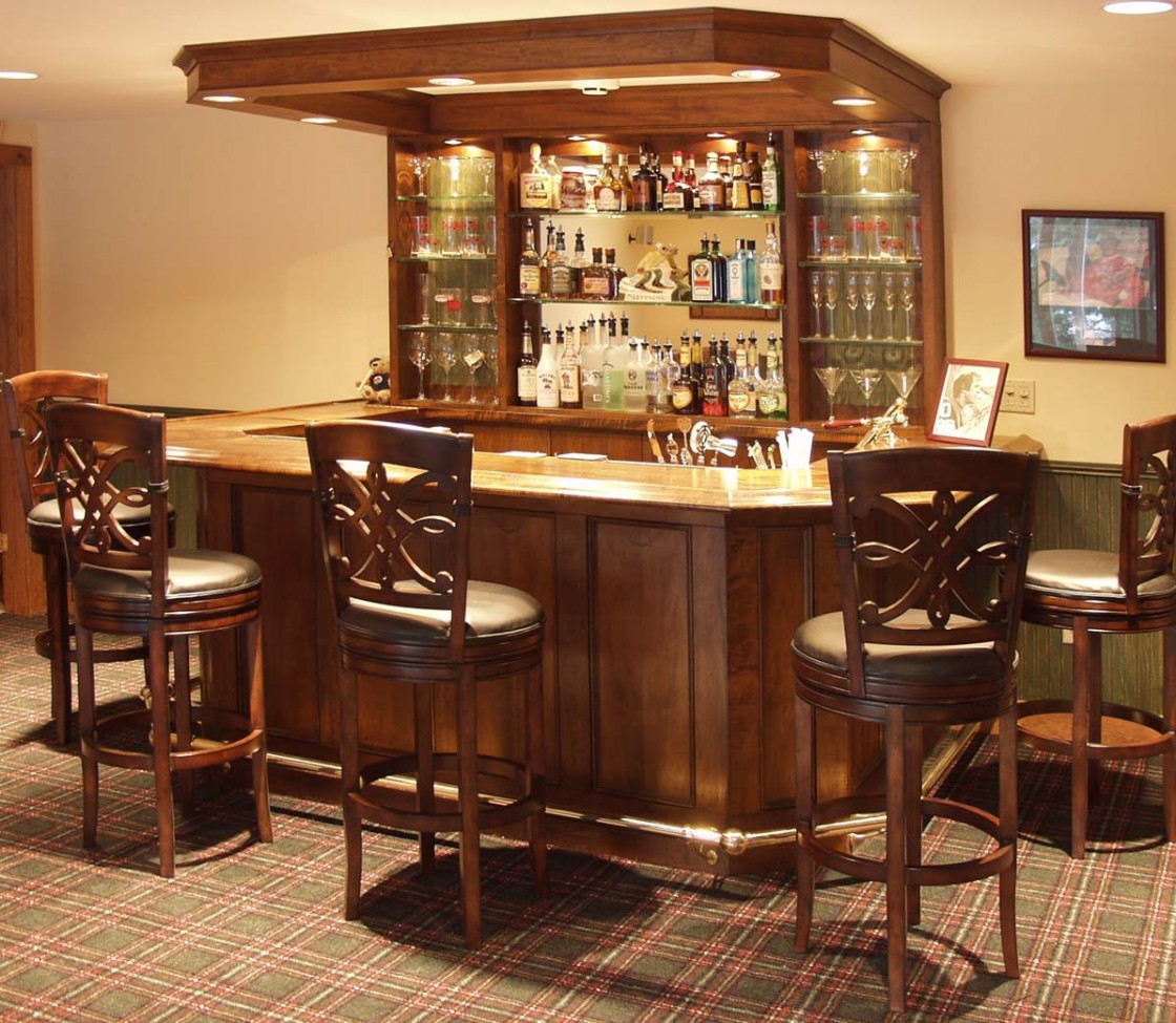 hausbar mit holztheke und geschnitzten barhockern