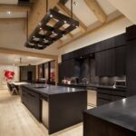 Moderne Küchen : Kuche Mit Kochinsel Planen Kueche Mit Dunklen Holzschraenken Und Haengender Gitterleuchte Küche Mit Kochinsel Planen Moderne Küchen : Kuche Mit Kochinsel Planen Kueche Mit Dunklen Holzschraenken Und Haengender Gitterleuchte Küche Mit Kochinsel Planen