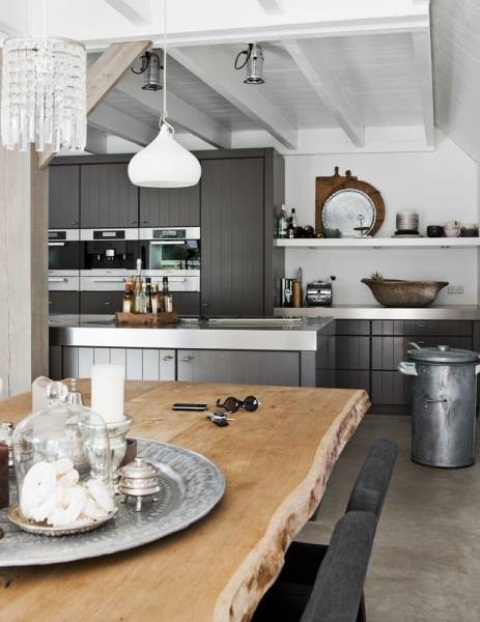 landhauskueche mit holztisch und edelstahlinsel