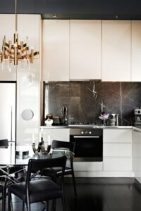 Moderne Küchen: Kuche Mit Theke Planen Elegante Kueche Mit Schwarzer Marmorrueckwand Und Messingkronleuchter Küche Mit Theke Planen Moderne Küchen: Kuche Mit Theke Planen Elegante Kueche Mit Schwarzer Marmorrueckwand Und Messingkronleuchter Küche Mit Theke Planen