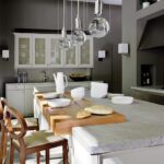 Moderne Küchen : Kuche Mit Theke Planen Kueche Mit Betoninsel Und Glaspendelleuchten Küchenfronten reinigen und pflegen
