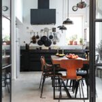 Moderne Küchen : Kuche Mit Theke Planen Loftkueche Mit Schwarzer Dunstabzugshaube Und Haengenden Pfannen Küche Mit Theke Planen Moderne Küchen : Kuche Mit Theke Planen Loftkueche Mit Schwarzer Dunstabzugshaube Und Haengenden Pfannen Küche Mit Theke Planen