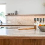 Moderne Küchen : Kuche Ohne Oberschranke Kuechenboard Mit Marmorrueckwand Und Geschwungener Holzinsel Küche Ohne Oberschränke