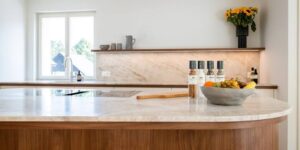 Moderne Küchen : Kuche Ohne Oberschranke Kuechenboard Mit Marmorrueckwand Und Geschwungener Holzinsel Küche Mit Theke Planen Moderne Küchen: Kuche Ohne Oberschranke Kuechenboard Mit Marmorrueckwand Und Geschwungener Holzinsel Küche Mit Theke Planen