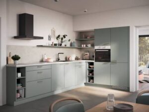 Badezimmer Style: Kuche Ohne Oberschranke Moderne Eckkueche Mit Salbeigruenen Schraenken Und Schwarzer Dunstabzugshaube Schwarze Armaturen Im Bad