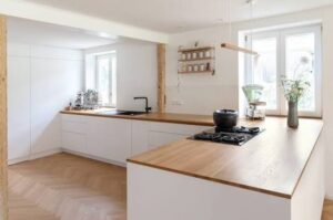 Moderne Küchen : Kuche Ohne Oberschranke Weisse U Kueche Mit Eichenarbeitsplatte Und Fischgraetparkett Küche Ohne Oberschränke
