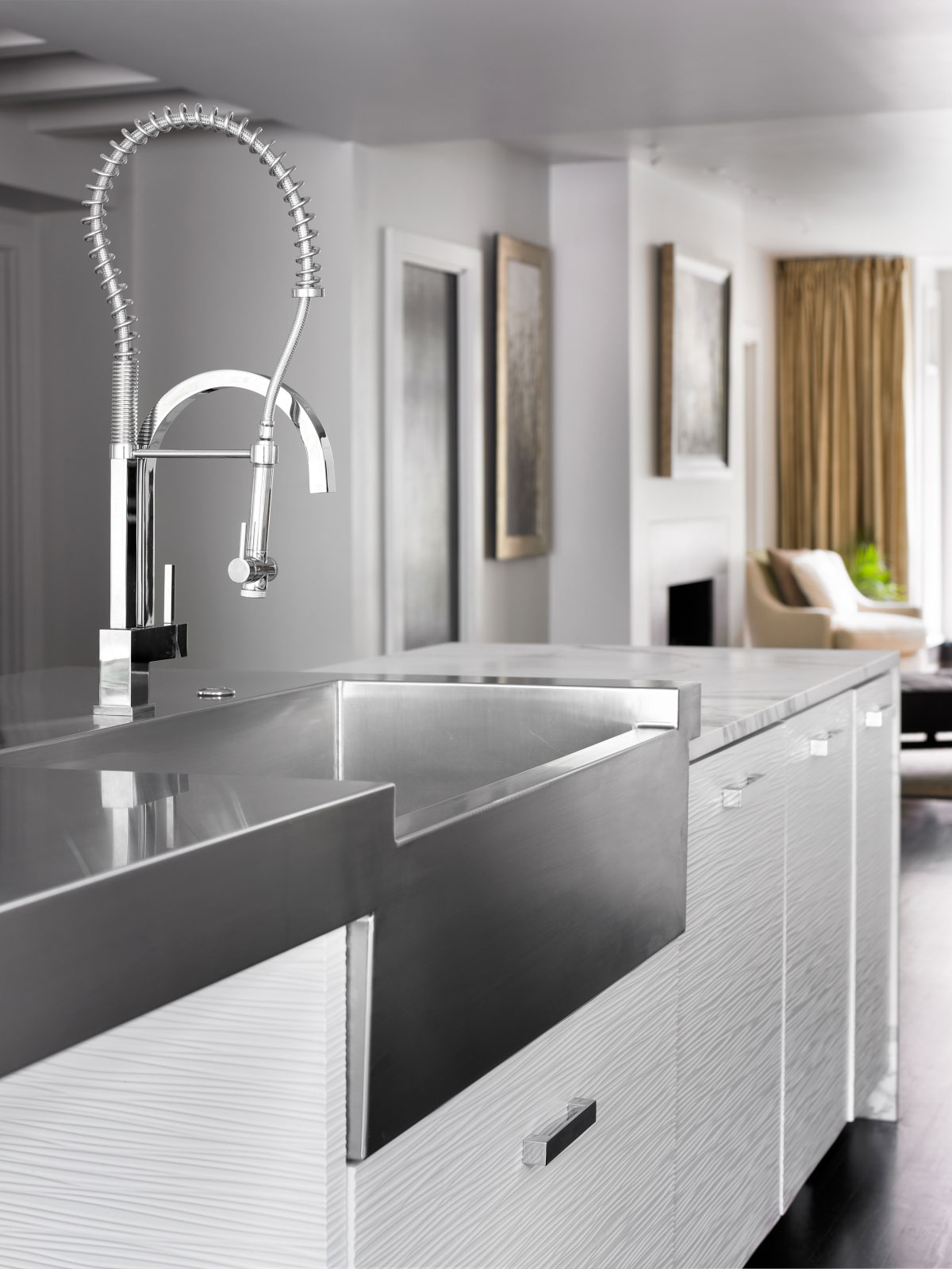 moderne edelstahlspuele mit profi armatur und weissen schraenken