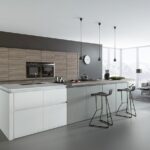 Moderne Küchen : Kuchenarbeitsplatte Vergleich Moderne Kueche Mit Holzschraenken Und Bergblick Küchenarbeitsplatte Vergleich