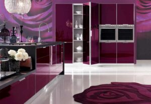 Moderne Küchen: Kuchenfronten Streichen Aubergine Hochglanzkuche Rosenmotiv Wand Kristallleuchter Rosenteppich Kleine Küche Modern Einrichten