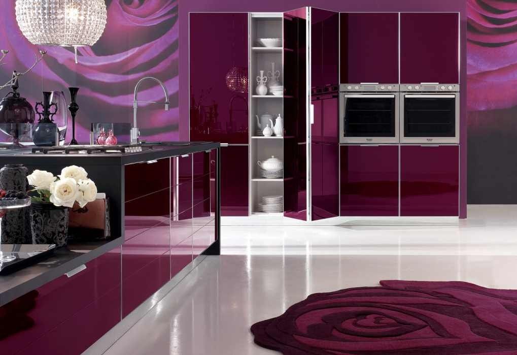 aubergine hochglanzkuche rosenmotiv wand kristallleuchter rosenteppich
