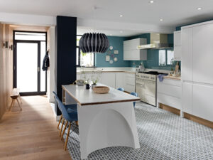Badezimmer Style: Kuchenplanung Fehler Beheben Kuche Weisse Insel Faltlampe Blaue Wand Musterfliesen Eames Stuhle Kleines Bad Renovieren