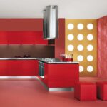Ratgeber : Kuchenplanung Fehler Ideen Rote Designerkuche Zylinderhauben Gelbe Lichtwand Rote Hocker Kuchenplanung Fehler Ideen