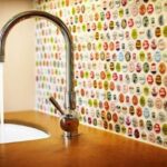 Moderne Küchen : Kuchenruckwand Flaschenkapsel Ruckwand Bunt Wasserhahn Holzarbeitsplatte Küche Mit Theke Planen