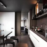 Badezimmer Style : Kuechenbeleuchtung Planen Dunkle Elegante Kueche Mit Holzverkleidung Und Langer Arbeitsplatte Badezimmer Dekorieren