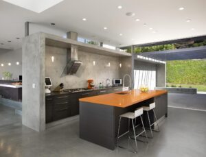 Moderne Küchen : Kuechenboden Fliesen Ideen Moderne Kueche Mit Sichtbeton Und Oranger Kochinsel Küchenarbeitsplatte Vergleich Moderne Küchen: Kuechenboden Fliesen Ideen Moderne Kueche Mit Sichtbeton Und Oranger Kochinsel Küchenarbeitsplatte Vergleich