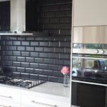Badezimmer Style : Kuechenboden Welcher Belag Ist Der Beste Kueche Mit Schwarzer Metrofliesen Rueckwand Und Backofen Kleines Badezimmer Mit Dusche Modern Gestalten
