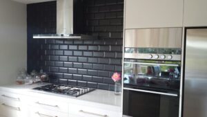 Badezimmer Style: Kuechenboden Welcher Belag Ist Der Beste Kueche Mit Schwarzer Metrofliesen Rueckwand Und Backofen Badezimmer Ohne Fliesen